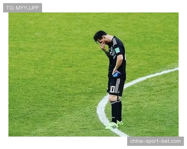 终场哨响,斯特拉斯堡少帅与助教激烈讨论,手中战术板画满了对手压迫的箭头示意图 终场哨响,斯特拉斯堡少帅与助教激烈讨论,手中战术板画满了对手压迫的箭头示意图